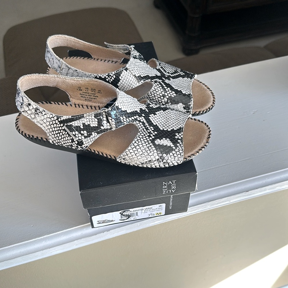 Comfortable Women's Snake-Print Slingback Sandals - White/Black